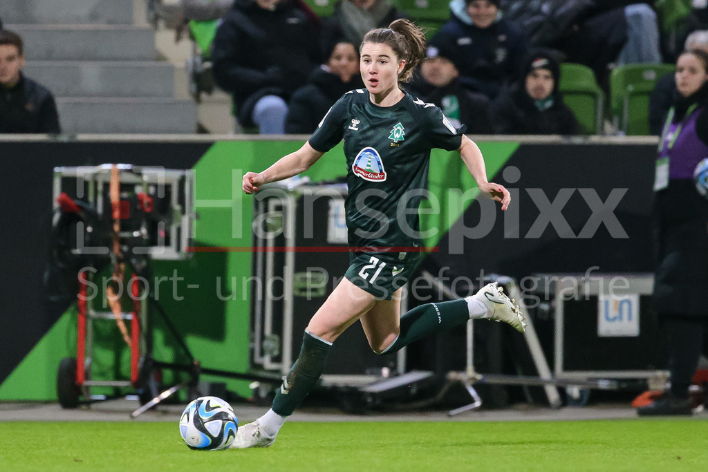Fussball, Google Pixel Frauen-Bundesliga, VfL Wolfsburg - SV Werder Bremen | v.li.: Chiara Hahn (SV Werder Bremen, 21) am Ball, Freisteller, Einzelbild, Ganzkörper, Aktion, Action, Spielszene, DIE DFB-RICHTLINIEN UNTERSAGEN JEGLICHE NUTZUNG VON FOTOS ALS SEQUENZBILDER UND/ODER VIDEOÄHNLICHE FOTOSTRECKEN. DFB REGULATIONS PROHIBIT ANY USE OF PHOTOGRAPHS AS IMAGE SEQUENCES AND/OR QUASI-VIDEO.