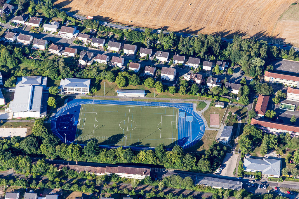Luftbild: Blaue Aschenbahn auf dem Sportplatz der Realschule plus Meisenheim und des Paul-Schneider-Gymnasium in Meisenheim im Bundesland Rheinland-Pfalz in Deutschland. Foto: IMG_109872.jpg vom 06.08.2018 durch Werner Riehm/FLY-FOTO.de