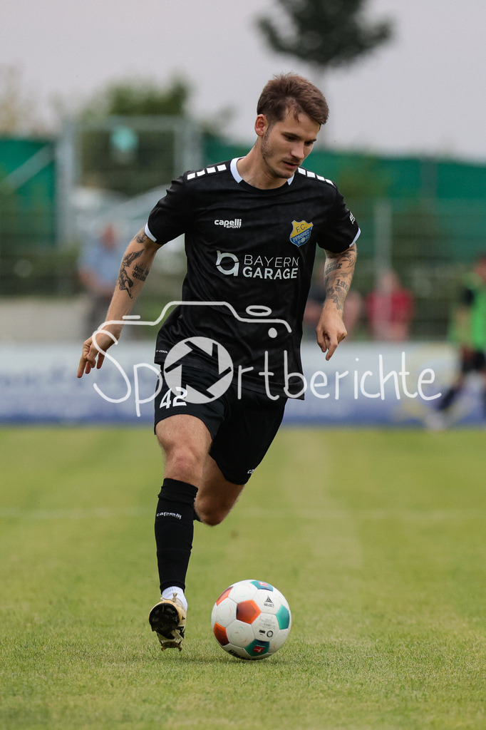 FC Pipinsried - FC Deisenhofen | am Ball Ludwig RAEUBER (FCP #42) / Freisteller / Einzelfoto