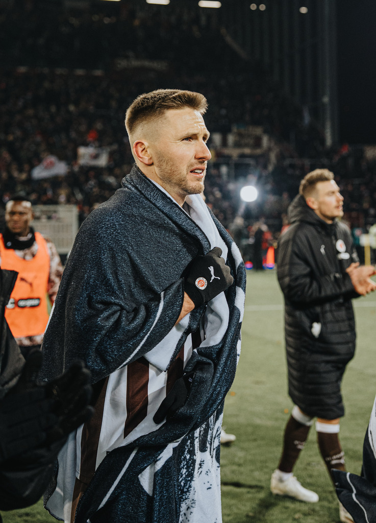 FCS00412 | Der offizielle Shop für FC St. Pauli Fotos. Wähle aus Spielszenen & Fanmomenten dein FCSP Wunschformat. Wir liefern Millerntor-Atmosphäre.