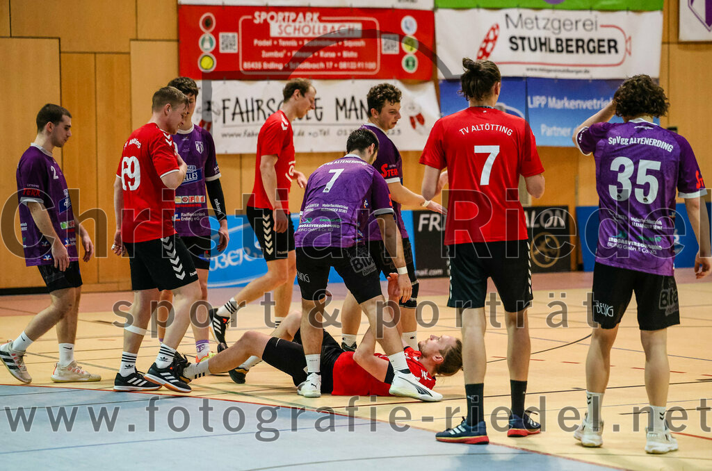 2024-01-27_086_SpVgg_Altenerding_gegen_TV_Altoetting | Erding, Deutschland, 27.01.2024:
Handball, Bezirksoberliga Männer 2023 / 2024, 13. Spieltag, SpVgg Altenerding gegen TV Altötting, Endergebnis: 30:28

Joseph Wyhnalek (SpVgg Altenerding, #2), Thomas Ecker (TV Altötting, #69), Simon Rüdiger (SpVgg Altenerding, #7), Patrick Malz (TV Altötting, #9), Christoph Baaken (TV Altötting, #7), Jakob Köhler (SpVgg Altenerding, #35)

Foto: Christian Riedel / fotografie-riedel.net