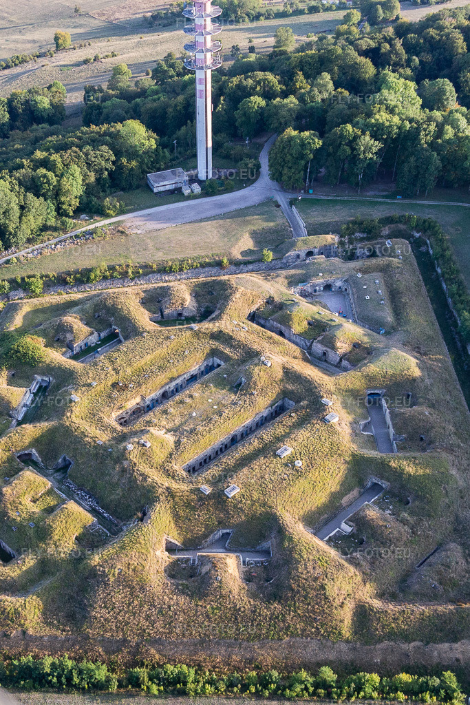 Vue aérienne: Fort de Bourlémont à Mont-lès-Neufchâteau dans le département Vosges, France. Photo: IMG_118297.jpg prise le 15/09/2019 par Werner Riehm/FLY-FOTO.eu – Résolution de l'original: 1887 x 2831 px