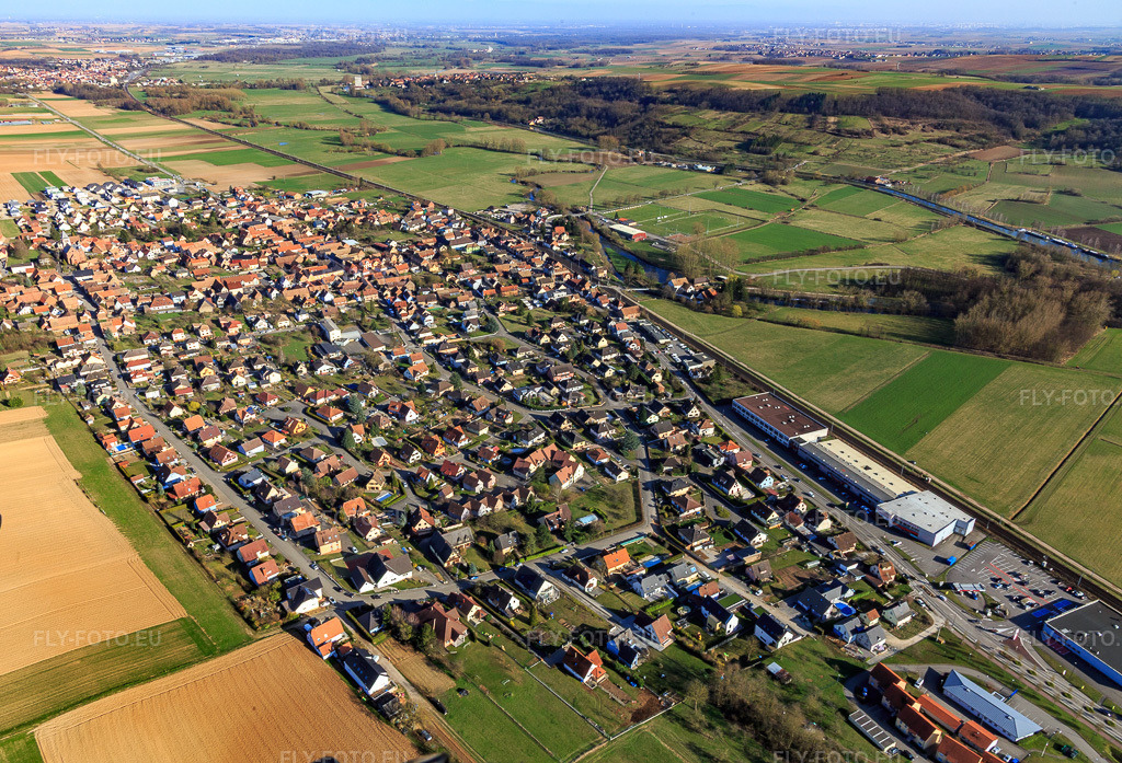 Vue aérienne: Vue de la ville depuis l'ouest à Schwindratzheim dans le département Bas Rhin, France – .Photo: IMG_097590.jpg prise le 16/03/2017 par Werner Riehm/FLY-FOTO.eu – Résolution de l'original: 5356 x 3648 px