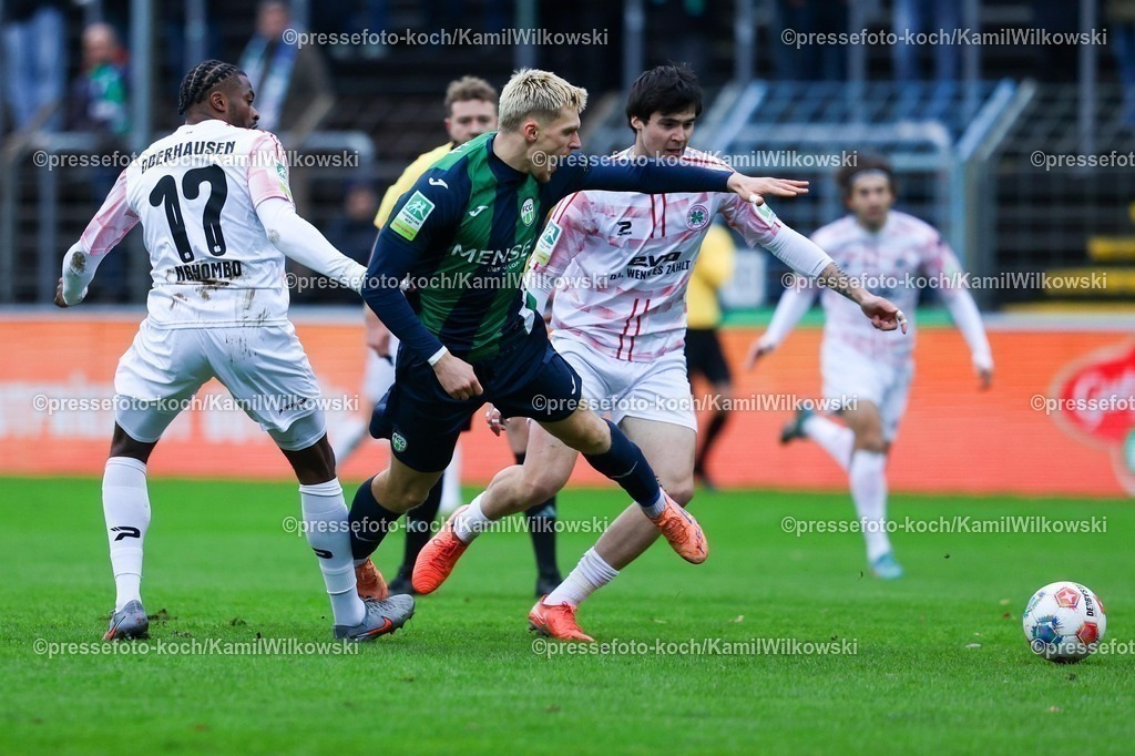 xKWIx06122501010 | 06.12.2025, xKWIx, Fußball, Regionalliga West, FC Gütersloh - RW Oberhausen, Ohlendorf Stadion im Heidewald: Luis Frieling (FC Gütersloh #21) im Zweikampf gegen Matona-Glody Ngyombo (Rot-Weiß Oberhausen #17) Photo: xKamilxWilkowskixPressefotoKochx