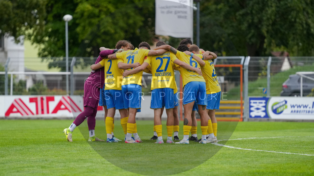 Fußball, Herren, Saison 2025/2026, Regionalliga Nordost, 4. Spieltag, FSV 63 Luckenwalde vs. BFC Preussen, Samstag 22.08.2025, Werner-Seelenbinder-Stadion Luckenwalde | Fußball, Herren, Saison 2025/2026, Regionalliga Nordost, 4. Spieltag, FSV 63 Luckenwalde vs. BFC Preussen, Samstag 22.08.2025, Werner-Seelenbinder-Stadion Luckenwalde, Im Bild: Der Mannschaftskreis des FSV 63 Luckenwalde. - Realisiert mit Pictrs.com