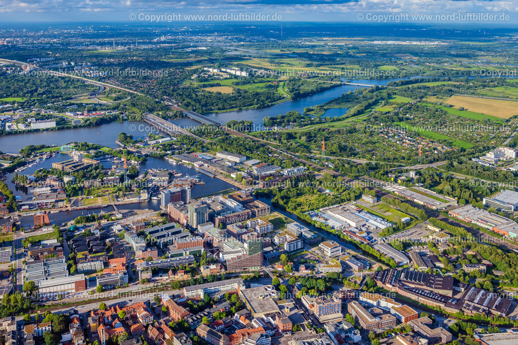 Hamburg_Harburg_ELS_8977040823 | HAMBURG 04.08.2023 Stadtzentrum im Innenstadtbereich am Ufer des Flußverlaufes der Elbe im Ortsteil Harburg in Hamburg, Deutschland. // City center in the downtown area on the banks of river course of the River Elbe in the district Harburg in Hamburg, Germany. Foto: Martin Elsen