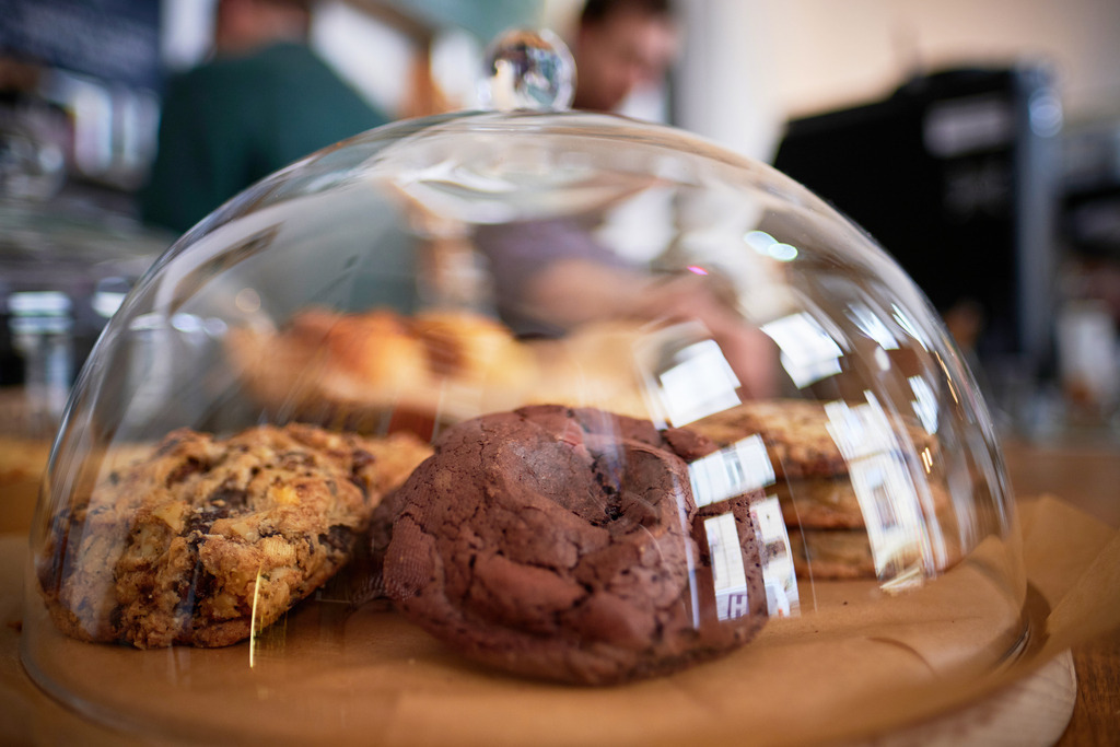 Café Comet | WIen, Austria - February 12, 2020: Café Comet; Chocolate Brownie unter der Glaskuppel. - Realisiert mit Pictrs.com