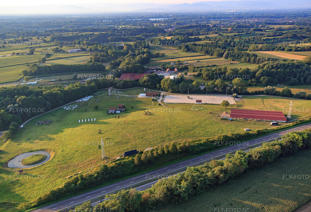 Luftbild: Haras De La Née in Neewiller-près-Lauterbourg im Bundesland Bas-Rhin in Frankreich. – Foto: IMG_093077.jpg vom 16.08.2016 durch Werner Riehm/FLY-FOTO.de – Auflösung des Originals: 5110 x 3490 px – Haras de la Nee équitation chevaux concours