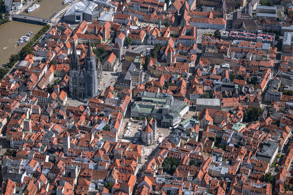 4050787 | REGENSBURG 02.09.2021 Stadtansicht des Innenstadtbereiches am Neupfarrplatz in Regensburg im Bundesland Bayern, Deutschland. // City view on down town on Neupfarrplatz in Regensburg in the state Bavaria, Germany. Foto: Gerhard Launer