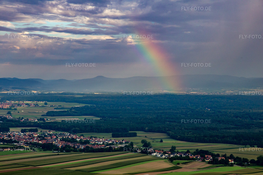 Luftbild: Regenbogen überm Bienwald in Niederlauterbach im Bundesland Bas-Rhin in Frankreich. Foto: IMG_137751.jpg vom 12.08.2023 durch Werner Riehm/FLY-FOTO.de