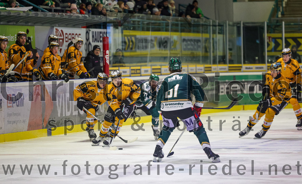 2025-11-02_031_TSV_Erding_gegen_EV_Fuessen | Erding, Deutschland, 02.11.2025:Eishockey, Oberliga Süd 2025 / 2026, 15. Spieltag, TSV Erding gegen EV Füssen, Endergebnis: 2:6Martins Andzs (EV Füssen, #11), Nikita Naumann (EV Füssen, #78), Philipp Michl (Erding Gladiators, #77), Moritz Köttstorfer (Erding Gladiators, #61)Foto: Christian Riedel / fotografie-riedel.net
