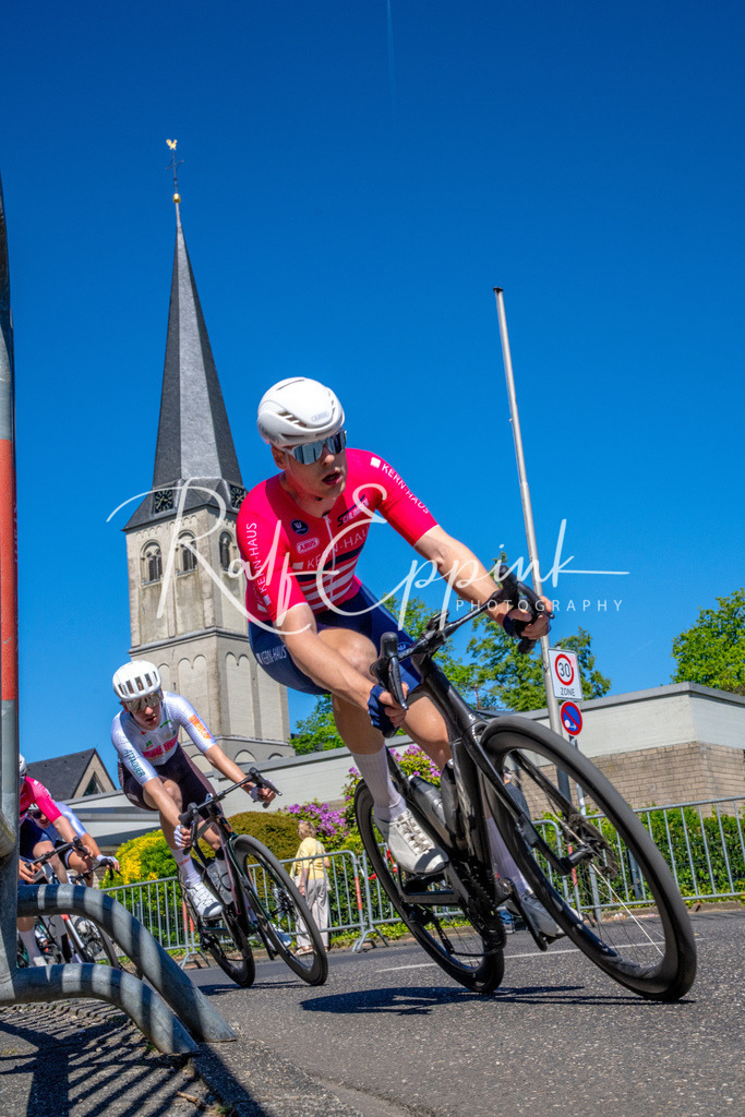 Spurt in den Mai 2026 - Großer Preis der Sparkasse Neuss | Annual one-day road cycling race "Großer Preis der Sparkasse Neuss" held in Büttgen, Germany, organized by VfR Büttgen 1912 e.V. The event features multiple races across all age categories from U11 youth to Elite men. - Realisiert mit Pictrs.com