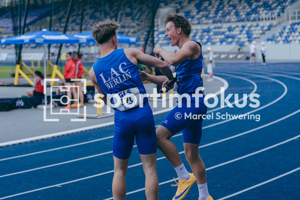 DM U23 U18 Bochum 2026 | Danilo Hübner (LAC BERLIN) und Moritz Mittelstädt (LAC BERLIN) in der 4x100-Meter-Staffel bei den Deutschen Meisterschaften der U18 &amp; U23 2026 im Lohrheidestadion in Bochum-Wattenscheid. - Realisiert mit Pictrs.com