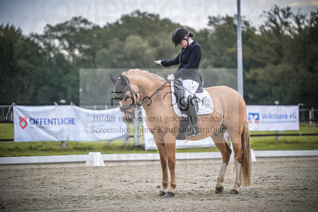 DOS_2234 | Entdecke hochwertige Reitturnierfotos von Foto Oger. Professionell, emotional und authentisch – jetzt Lieblingsmomente im Shop bestellen.Deutschlandweite Turnierfotografie. - Realisiert mit Pictrs.com