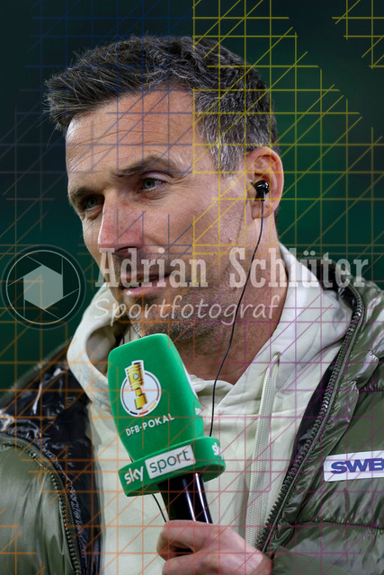 Borussia Mönchengladbach vs Karlsruher SC - DFB-Pokal 2. Runde | Mönchengladbach, Deutschland, 28.10.25:   Trainer Christian Eichner im Interview waehrend des Spiels der DFB-Pokal 2. Runde zwischen Borussia Mönchengladbach vs Karlsruher SC im Stadion im Borussia Park(Foto von Brauer-Fotoagentur / Adrian Schlueter)