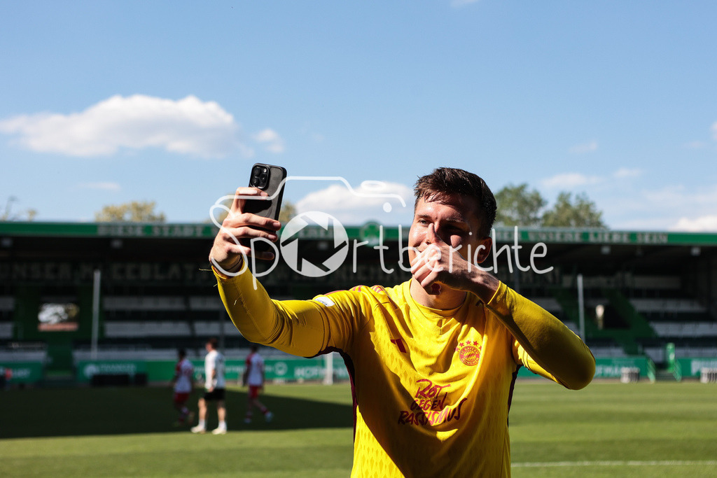 SpVgg Greuther Fürth II - FC Bayern Amateure | FC Bayern Amateure Ersatzkeeper Manuel KAINZ (FCB #23) macht nach dem Spiel in Fuerth noch ein Selfie / Handy / Fotografieren / Symbolbild