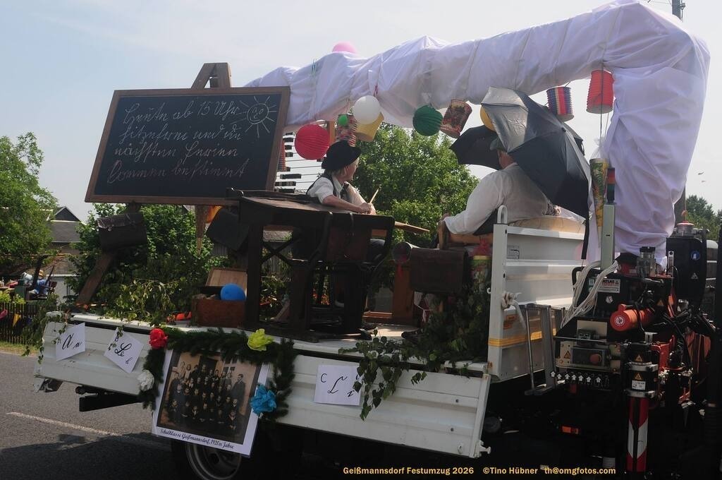 Geißmannsdorf-2026-Festumzug-094 | Festumzug in Geißmannsdorf bei Bischofswerda im Juni 2026. Fotografische Eindrücke und Momentaufnahmen vom Festumzug anläßlich des 800-jährigen Bestehens von Geißmannsdorf - mit Teilnehmern und Gästen, Strohpuppen und geschmückten Vorgärten und Grundstücken - Realisiert mit Pictrs.com