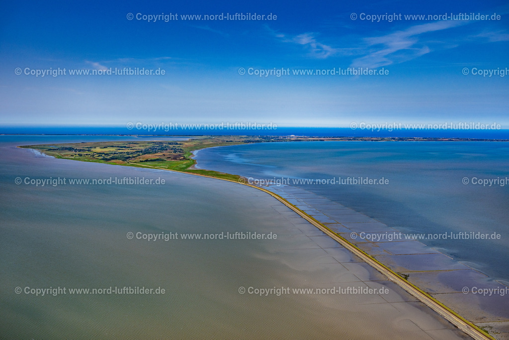Sylt_Morsum_Hindenburgdamm_ELS_3833210625 | SYLT 21.06.2025 Wattenmeer der Nordsee- Küste am Hindenburgdamm in Sylt im Bundesland Schleswig-Holstein. // Wadden Sea of North Sea Coast on Hindenburgdamm in Sylt in the state Schleswig-Holstein. Foto: Martin Elsen