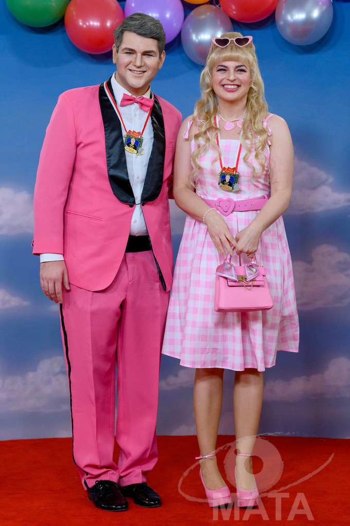 _DWA1790 | Politikerin Katharina Schulze (Grüne) mit ihrem Stellvertreter Johannes Becher (links) bei der TV-Sendung Fastnacht in Franken 2024. Veitshöchheim, 02.02.2024 Bayern Deutschland - Realisiert mit Pictrs.com