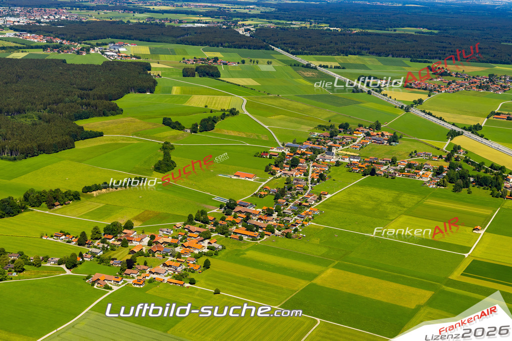 Aktuelles Luftbild von Mitterdarching Valley - Die Luftaufnahme wurde 2022 mittels UL-Flugzeug erstellt ( keine Drohne ) - hochauflösende Kamera-Systeme von  Canon -Beste Qualität - Für grossformatige Ausdrucke geeignet. Die Geschenkidee !