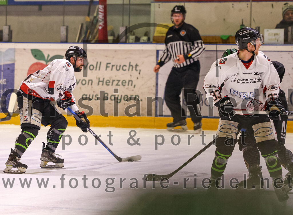 2024-03-08_036_TSV_Erding_gegen_EHC_Koenigsbrunn | Erding, Deutschland, 08.03.2024:
Eishockey, Bayernliga Playoffs 2023 / 2024, 1. Spieltag, TSV Erding gegen EHC Königsbrunn, Endergebnis: 3:0

Hayden Trupp (EHC Königsbrunn, #43), Peter Brückner (EHC Königsbrunn, #33)

Foto: Christian Riedel / fotografie-riedel.net