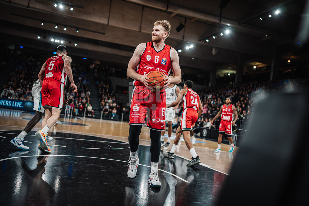 Basketball | Männer | Saison 2024/2025 | easyCredit Basketball Bundesliga | 18. Spieltag | Veolia Towers Hamburg vs. FIT/One Würzburg Baskets | 26.01.2025 | Maximilian Ugrai (#6, FIT/One Würzburg Baskets)