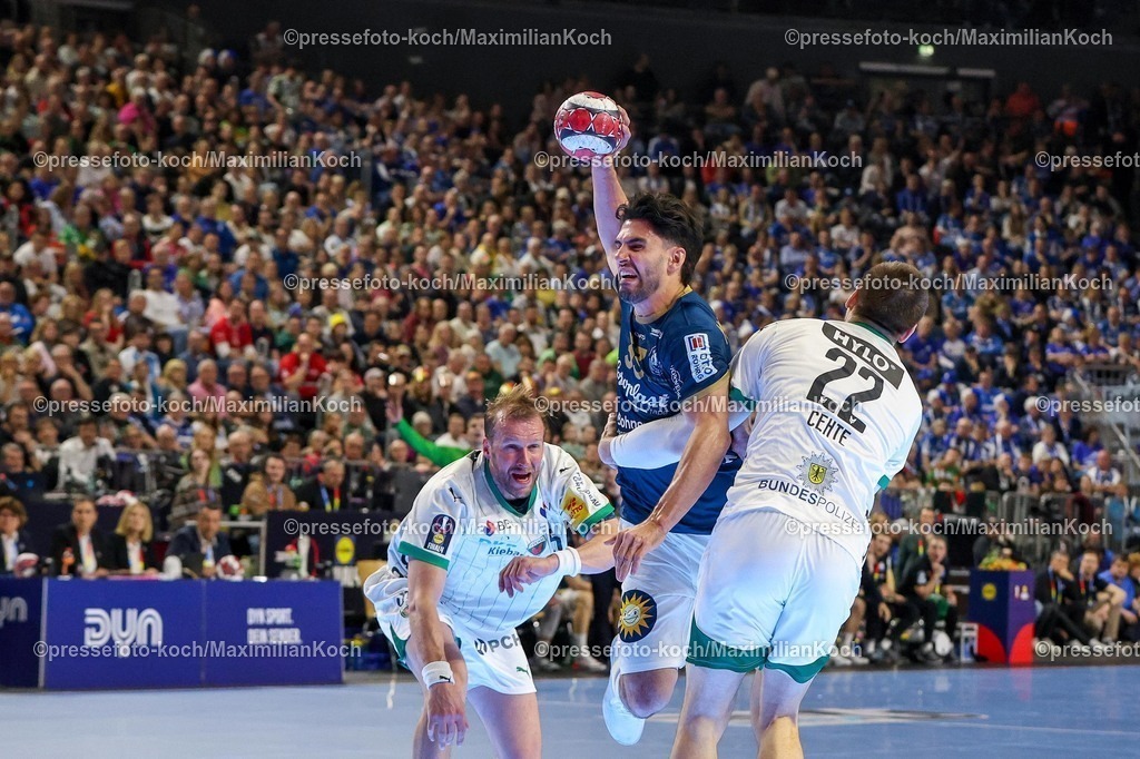 xSSCx19042602006 | 19.04.2026, xsscx, Handball, DHB-Pokal Lidl Final4, Finale, Füchse Berlin - Bergischer HC, Saison 2025 / 2026 Herren, Lanxess Arena, Köln: Eloy Morante Maldonado (Bergischer HC #33) im Zweikampf gegen Nejc Cehte (Füchse Berlin #22) Photo: xSandraxScherningxPressefotoKochx