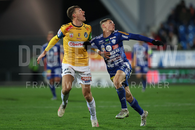 TSV Egger Glas Hartberg vs SV Oberbank Ried – Austrian Bundesliga Match | The image shows Nikki Havenaar (Ried) and Elias Havel (Hartberg), at the Bundesliga match TSV Hartberg vs SV Ried at Profertil Arena Hartberg. 22.11.2025