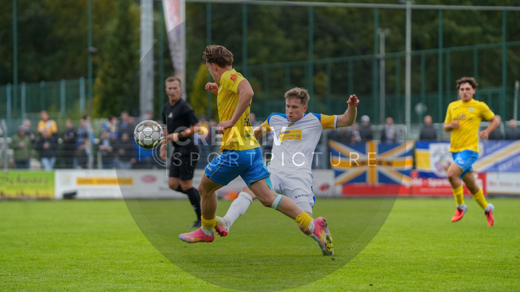 Fußball, Herren, Saison 2025/2026, Regionalliga Nordost, 11. Spieltag, FSV 63 Luckenwalde vs. FC Carl-Zeiss Jena, Samstag 05.10.2025, Werner-Seelenbinder-Stadion Luckenwalde, | Fußball, Herren, Saison 2025/2026, Regionalliga Nordost, 11. Spieltag, FSV 63 Luckenwalde vs. FC Carl-Zeiss Jena, Samstag 05.10.2025, Werner-Seelenbinder-Stadion Luckenwalde, Im Bild: Tim Schleinitz (l. Luckenwalde) und Patrick Weihrauch (r. Jena) - Realisiert mit Pictrs.com