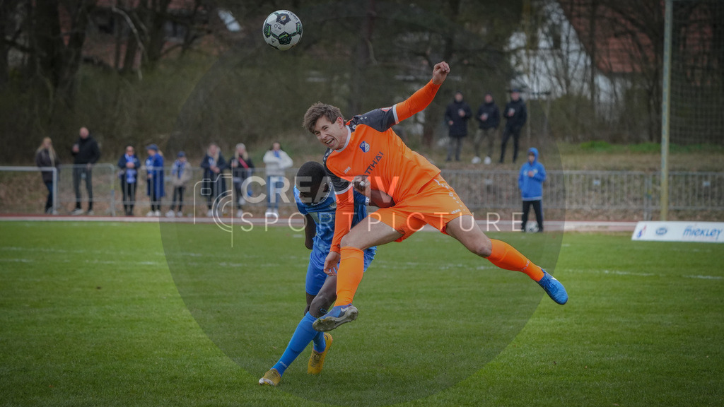 Fußball, Herren, Saison 2025/2026, Landespokal Brandenburg, Halbfinale, RSV Eintracht 1949 vs. VfB 1921 Krieschow, Samstag 28.03.2026, Sportplatz-Heinrich-Zille-Straße | Fußball, Herren, Saison 2025/2026, Landespokal Brandenburg, Halbfinale, RSV Eintracht 1949 vs. VfB 1921 Krieschow, Samstag 28.03.2026, Sportplatz-Heinrich-Zille-Straße, Im Bild:Arthur Ekale (l. RSV) und Jannis Fuchs (r. VfB) - Realisiert mit Pictrs.com