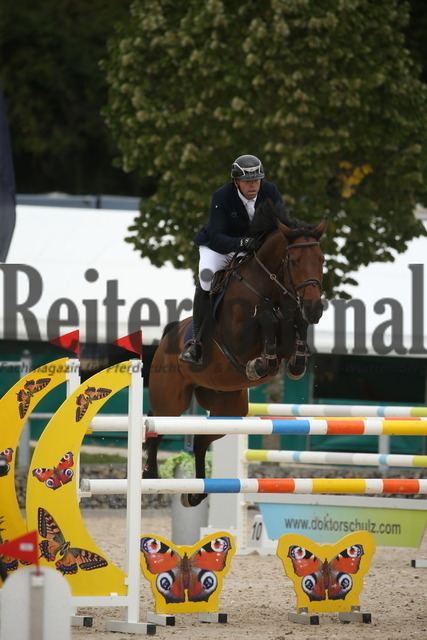 Villingendorf_2022_Prfg.Nr.08_zwei Phasen_Springprfg.Kl.M_Youngster_Adrian Schmid_Pumbaa 7 (3) | Alle Fotos der Reiterjournal Fotografin Doris Matthaes im Reiterjournal Online-Fotoshop. - Realisiert mit Pictrs.com