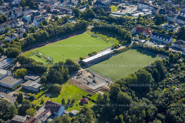 Velbert240812394 | Luftbild, Fußballstadion Von-Böttinger-Platz mit Bagger auf einer Baustelle, Sportclub Velbert e.V. Fußballverein, Velbert, Ruhrgebiet, Nordrhein-Westfalen, Deutschland