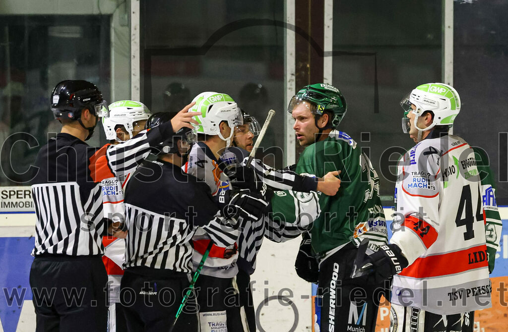 2023-10-29_016_TSV_Erding_gegen_TSV_Peissenberg | Erding, Deutschland, 29.10.2023:
Eishockey, Bayernliga Vorrunde 2023 / 2024, 5. Spieltag, TSV Erding gegen TSV Peißenberg, Endergebnis: 

Thomas Plihal (Erding Gladiators, #39), Martin Lidl (TSV Peissenberg, #44)

Foto: Christian Riedel / fotografie-riedel.net
