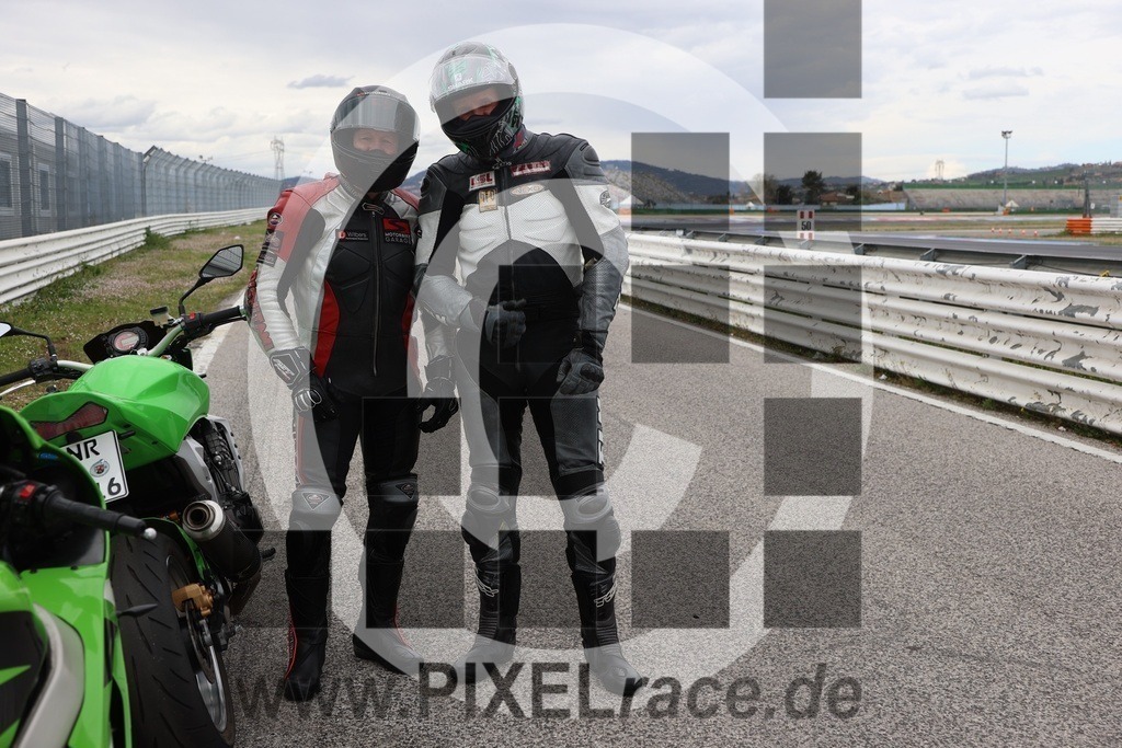 social-20260331_00363 | Schöne Erinnerungen an spannende Momente - das festzuhalten ist unser Job. PIXELrace.de ist seit 2003 auf den Rennstrecken Europas unterwegs um die Action draußen beim Fahren und die wunderbare Stimmung imm Fahrerlager für euch einzufangen.
