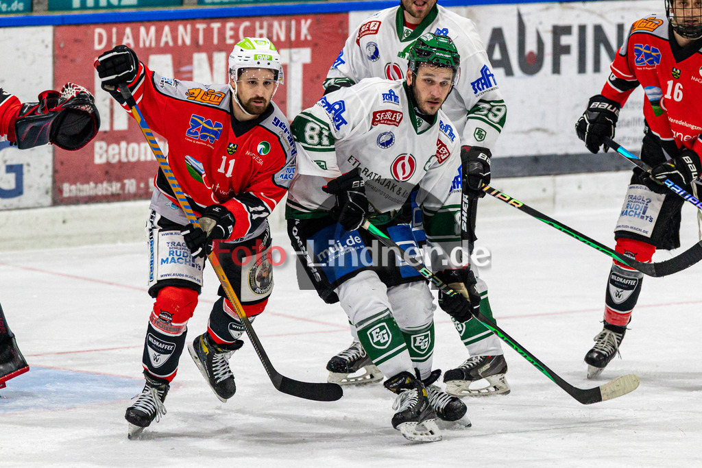 TSV Peißenberg Miners vs TSV Erding Gladiators | Eishockey Bayernliga 2023/2024, TSV Peißenberg Miners vs TSV Erding Gladiators, 20240107,
Duell zwischen Florian SIMON (Miners 11) und Maximilian FORSTER (Gladiators 81),
2024-01-07 in Peißenberg (Eisstadion)
11 Florian SIMON (Miners 11), 81 Maximilian FORSTER (Gladiators 81)
Copyright: WolfgangxLindner foto-lindner.de
