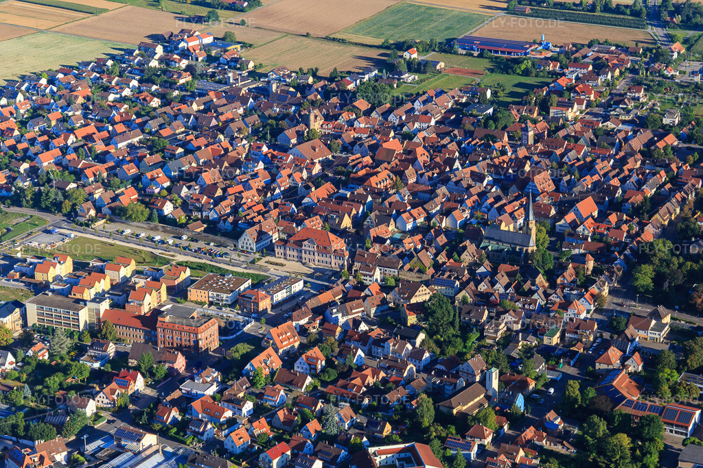 Luftbild: Stadionsches Schloss an der Bleichwiese in Bönnigheim im Bundesland Baden-Württemberg in Deutschland. Foto: IMG_093815.jpg vom 23.08.2016 durch Werner Riehm/FLY-FOTO.de