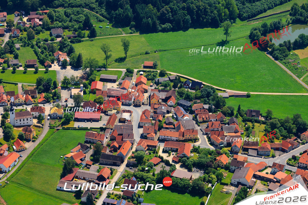 Die Luftaufnahme der Stadt Ermershausen wurde vom UL-Flugzeug heraus erstellt ( keine Drohne )- hohe Auflösung für beste Qualität