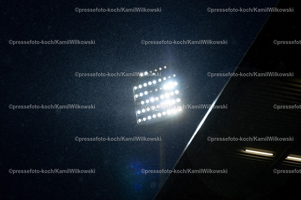xKWIx23112501032 | 23.11.2025, xkwix, Fußball, Regionalliga West, VfL Bochum 1848 U21 - FC Gütersloh, Vonovia Ruhrstadion: Flutlicht vom Ruhrstadion