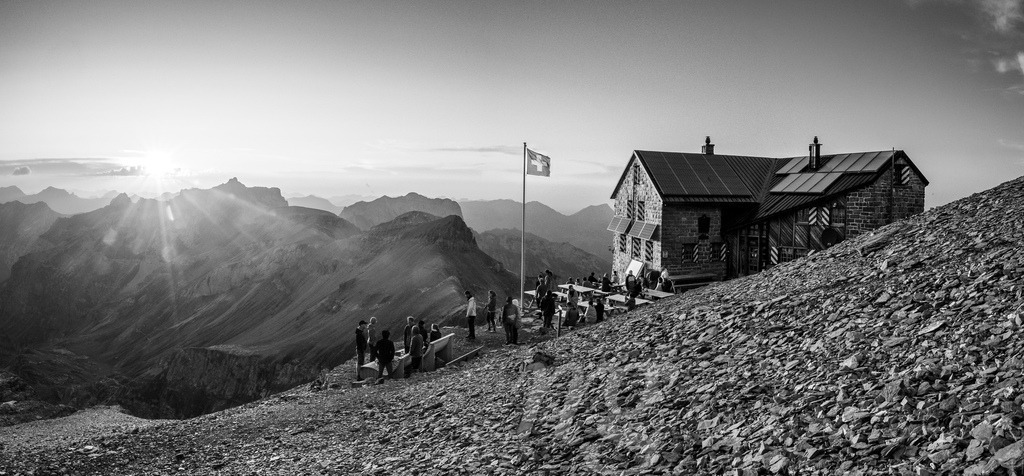 sunset at Blümlisalphütte SAC in the Bernese Alps | Die ideale Geschenkidee für Naturliebhaber. Naturbilder von Marcel Gross Photography für ihr Zuhause in den verschiedensten Formaten und Materialien. - Realisiert mit Pictrs.com