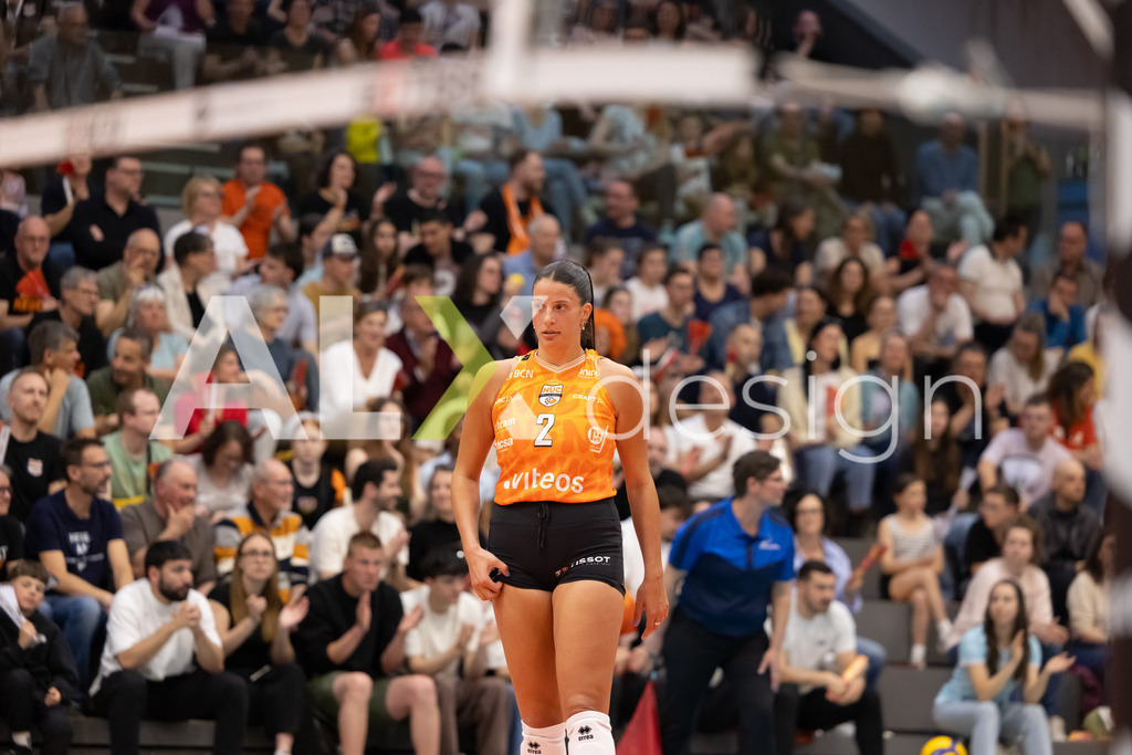 Volleyball I Frauen I Saison 2025-2026 I Volleyball NLA | Women I  Playoffs Finals 1/5 I viteos NUC - VC Kanti Schaffhausen I 06.04.2026 | 2 Natalie Hayward (USA) (Viteos NUC) – Zuspiel - Realisiert mit Pictrs.com