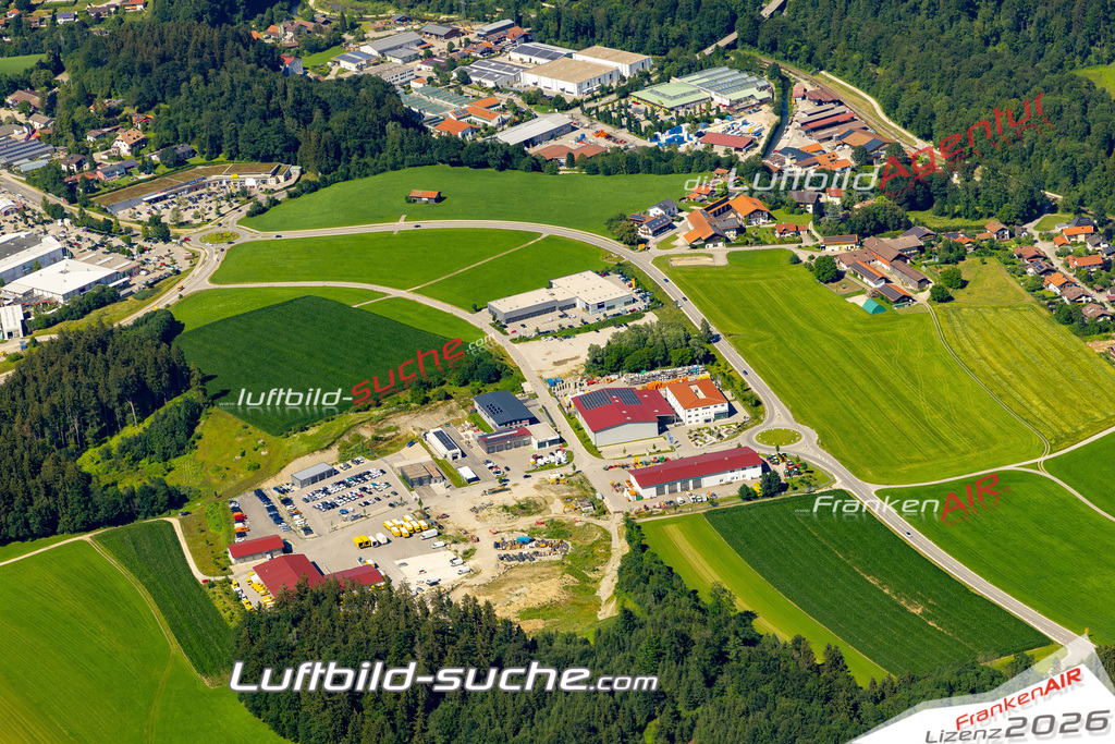 Aktuelles Luftbild von Gewerbegebiet Traunstein - Die Luftaufnahme wurde 2022 mittels UL-Flugzeug erstellt ( keine Drohne ) - hochauflösende Kamera-Systeme von  Canon -Beste Qualität - Für grossformatige Ausdrucke geeignet. Die Geschenkidee !