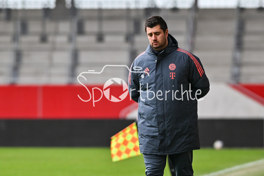 FC Bayern München - Berliner Athletik Klub | MUNICH, GERMANY - 21. FEBRUARY: im Bild Peter GAYDAROV Trainer FC Bayern München U19 / Einzelfoto / Freisteller während dem Spiel zwischen der U19 des FC Bayern München und der U19 des Berliner Athletik Klubs am 3. Spieltag der DFB-U19 Nachwuchsliga am FC Bayern Campus