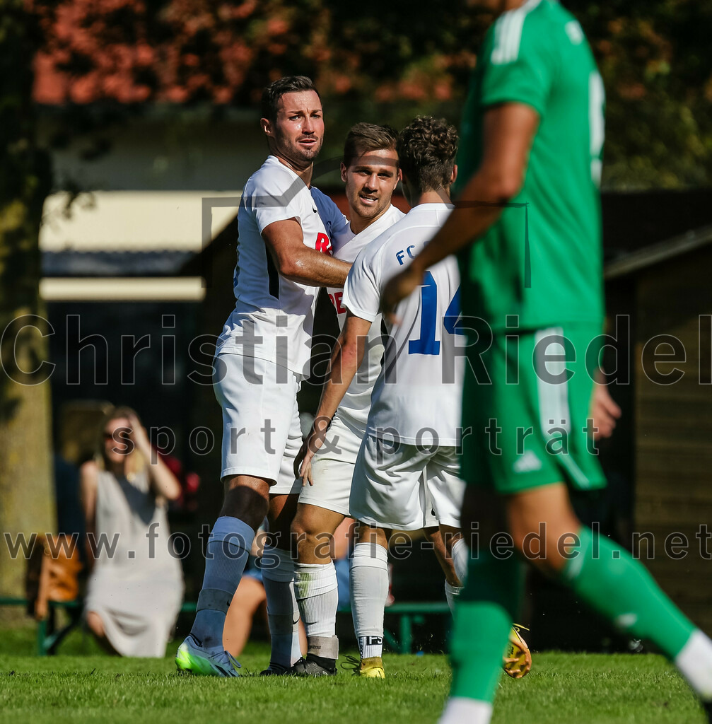 2023-09-10_022_SV_Eichenried_gegen_FC_Eitting | Eichenried, Deutschland, 10.09.2023:
Fußball, Kreisliga 2023 / 2024, 8. Spieltag, SV Eichenried gegen FC Eitting, Endergebnis: 1:2

Jubel nach dem 1:2 durch Florian Huber (FC Eitting, #18)

Foto: Christian Riedel / fotografie-riedel.net