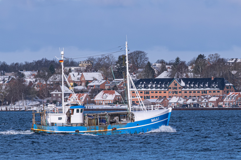 Fischkutter im Winter | Entdecken Sie hochwertige Fotoprodukte für Ihr Zuhause, Büro oder als besonderes Geschenk.rpixel.de bietet Ihnen exklusive Fotografien aus den Bereichen Natur, Landschaft und Motiven vom Meer.Einfach direkt im Online-Shop bestellen. - Realisiert mit Pictrs.com