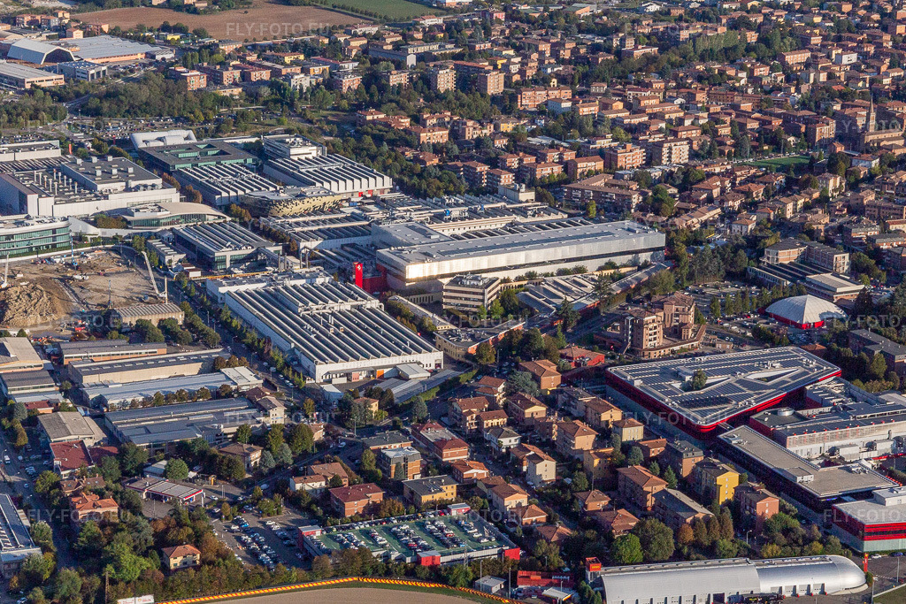 Vue aérienne: Usine Ferrari SPA à Maranello dans le département Modena, Italie – .Photo: IMG_134591.jpg prise le 19/09/2022 par Werner Riehm/FLY-FOTO.eu – Résolution de l'original: 4855 x 3237 px – WWW.FERRARI.COM