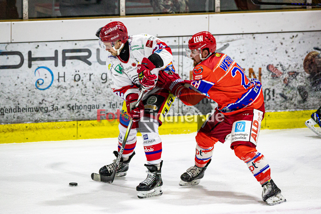 EC Peiting vs Deggendorder SC | Eishockey Oberliga Süd Vorrunde 2024/2025, EC Peiting vs Deggendorder SC, 20241117,Zweikampf zwischen David STACH (DSC 22) und Fabian WEYRICH (ECP 28),2024-11-17 in Peiting (Eisstadion)Fabian WEYRICH (ECP 28), David STACH (DSC 22)Copyright: WolfgangxLindner foto-lindner.de