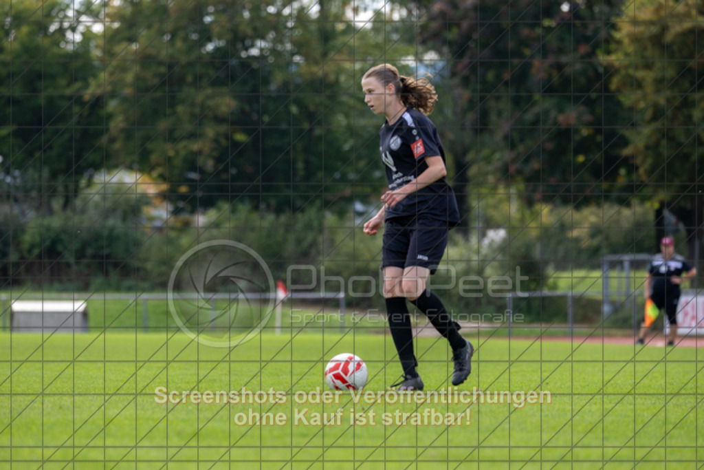 20250928_134848_0325 | #,1.FC Donzdorf (schwarz) vs. TV Derendingen (rot), Fussball, Frauen-Verbandsliga Württemberg, 03. Spieltag, Saison 2025/2026, Rasenplatz Lautertal Stadion, Süßener Straße 16, 73072 Donzdorf, 28.09.2025 - 13:00 Uhr,Foto: PhotoPeet-Sportfotografie/Peter Harich