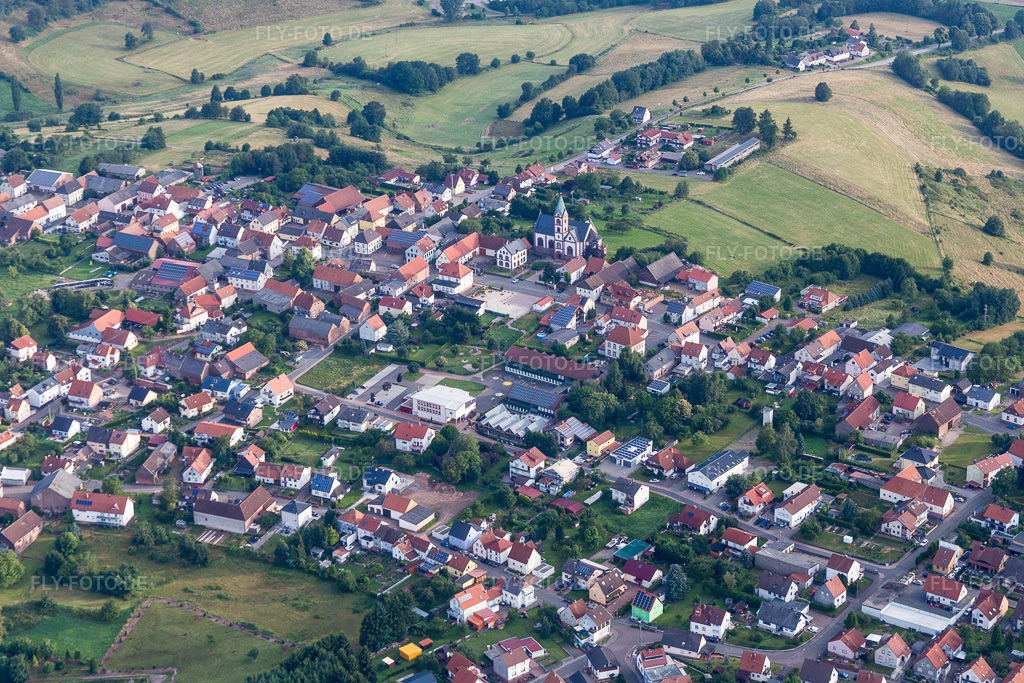 Luftbild: Dorfansicht in Martinshöhe im Bundesland Rheinland-Pfalz in Deutschland. Foto: IMG_091920.jpg vom 16.07.2016 durch Werner Riehm/FLY-FOTO.de