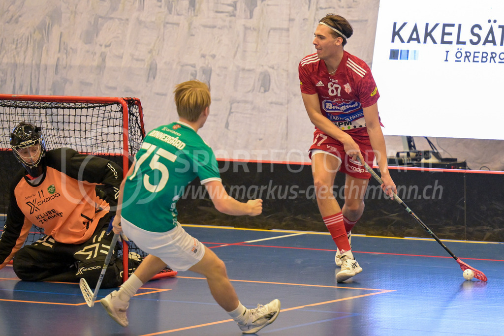 Lillan IBK vs Strängnäs IBK - 17. März 2024 | Lillan IBK vs Strängnäs IBK
Idrottshuset Örebro, Arenahallen, Örebro
Viktor Seth (#87 Strängnäs IBK) against Olle Jonsson (#11 Lillan IBK) and Villiam Ronnergård (#75 Lillan IBK).
Bild: Sportfotografie Markus Aeschimann | www.markus-aeschimann.ch - Realisiert mit Pictrs.com