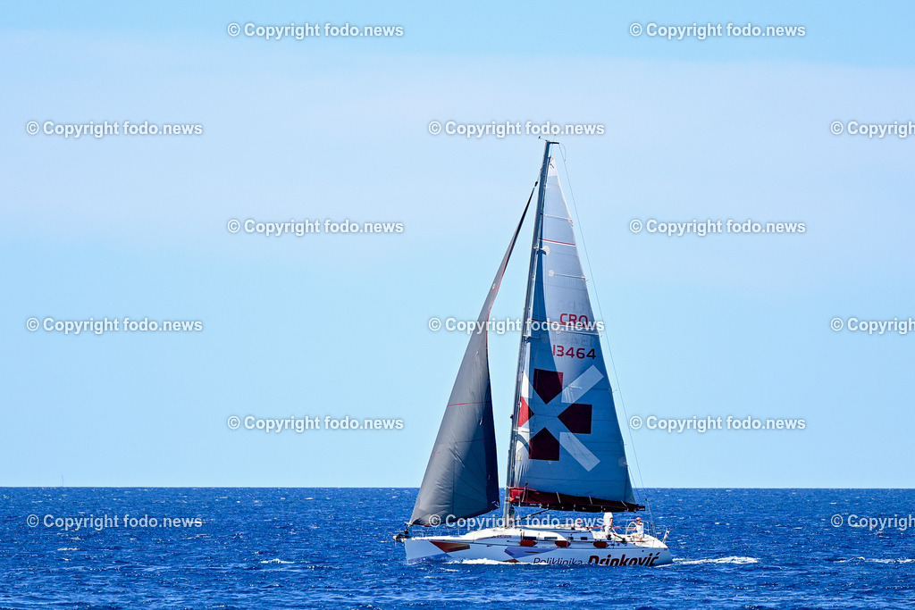 Kroatien_ Brac_ Insel in Dalmatien_ Milna_ 18.07.2025-50 | 18.07.2025, Kroatien, HRV, Brac, Insel in Dalmatien, Milna im Bild Themenbild, Boot, Segelboot, Wind, segeln, Tourismus, Touristen, Durchfahrt Splitska Vrata zwischen den Inseln Solta und Brac, Meer, Adria, Feature, Symbolbild